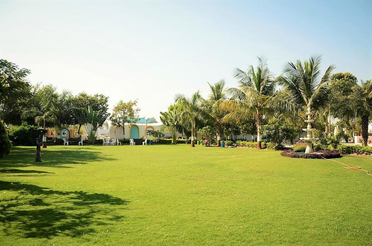 Royal Club & Resort Ahmedabad Esterno foto