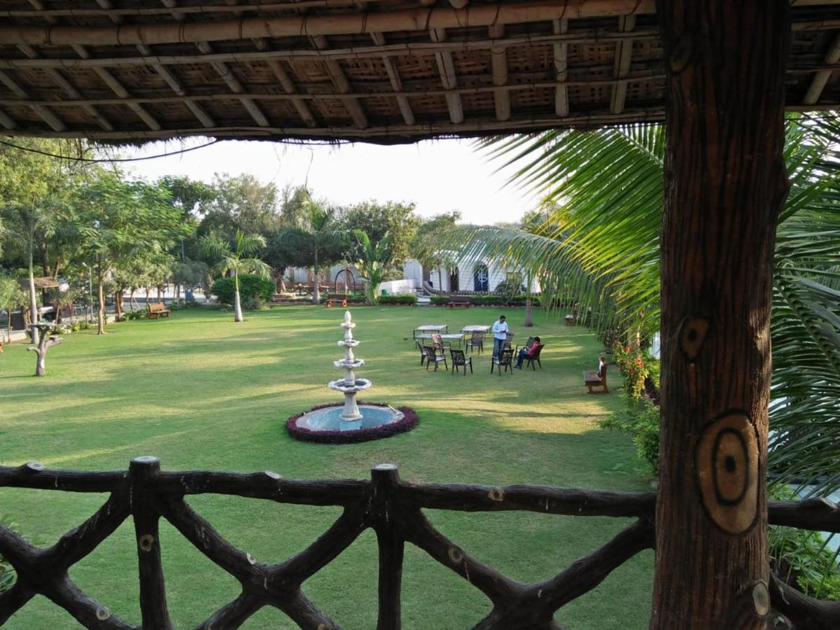 Royal Club & Resort Ahmedabad Esterno foto