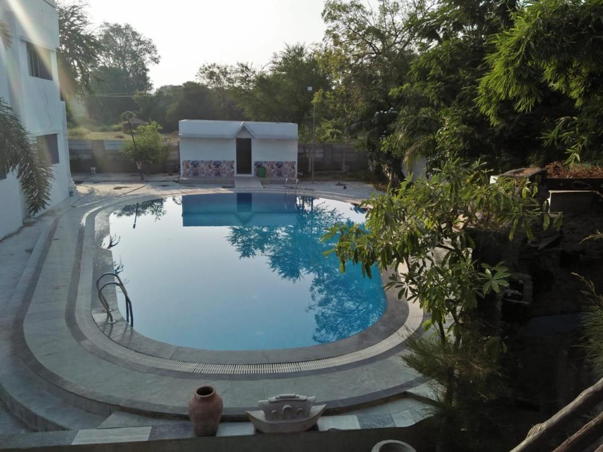 Royal Club & Resort Ahmedabad Esterno foto